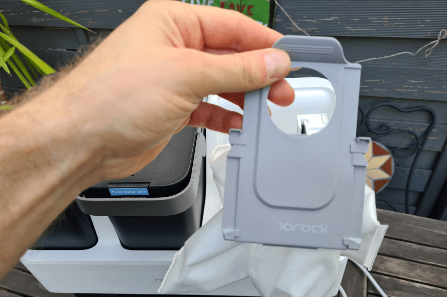 Одноразовый пылесборник автоматически закрывается, как только его снимают с ультрастанции Roborock S7 Pro.